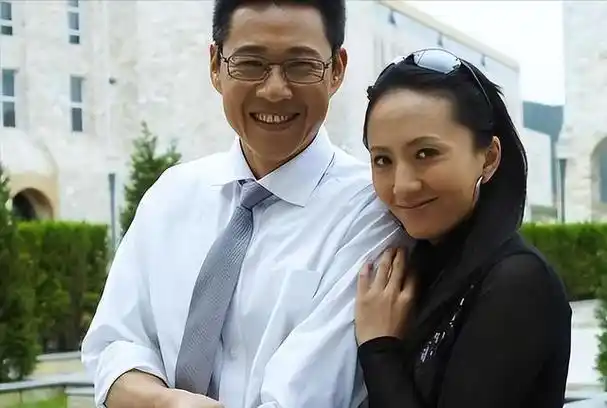 张丰毅凭借主演的电影《霸王别姬》迅速崭露头角.