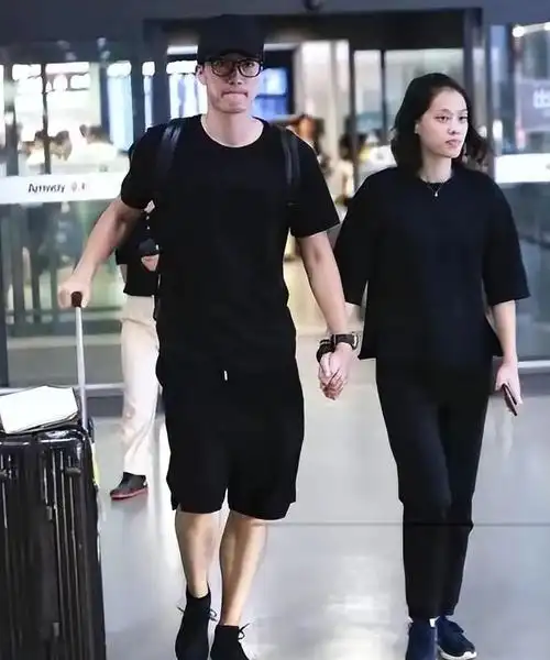 刘翔携二婚老婆罕见亮相情侣打扮品味相近但妻子颜值不如原配