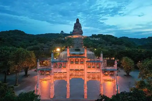 西樵山位于广东省佛山市南海区,是一座以佛教文化为主题的山岳胜地,被