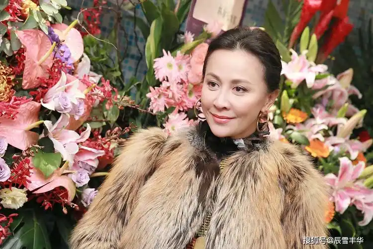 刘嘉玲真有"贵妇"范儿,穿皮草外套配印花长裙,气质高雅又甜美