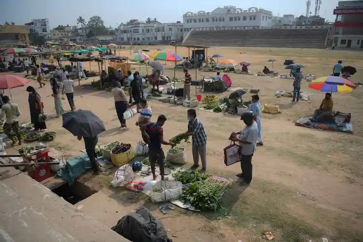 印度阿加尔塔拉疫情下的露天菜市场