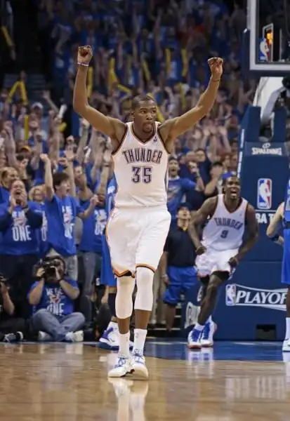 图文-[季后赛]小牛98-99雷霆 杜兰特庆祝胜利