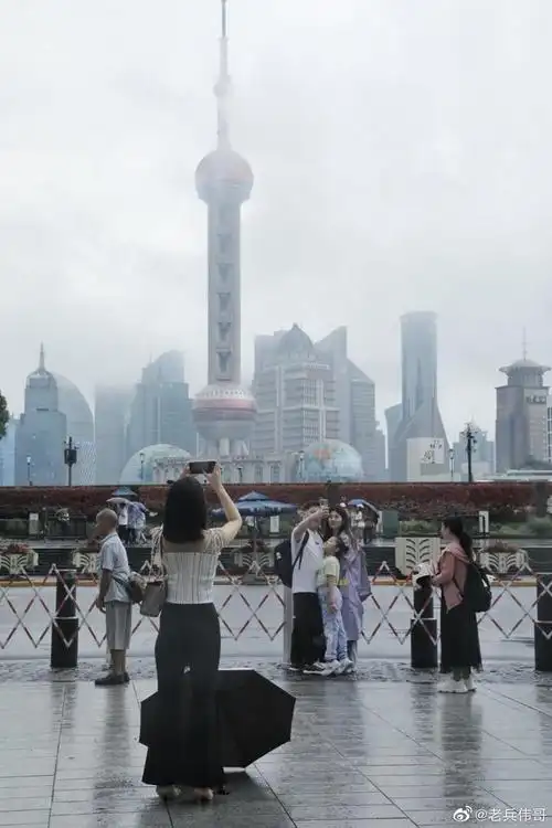 上海梅雨季第三天,上海外滩阵雨连绵