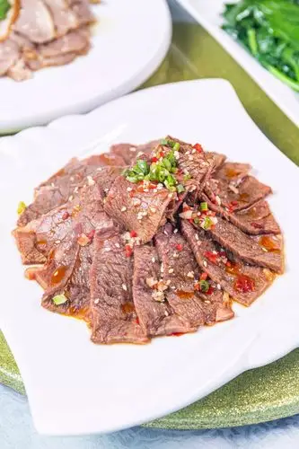 凉拌牛腱肉 ◆经过蒸煮后,酸梅汁充分渗透到鱼肉的每一寸纹理中,鲜