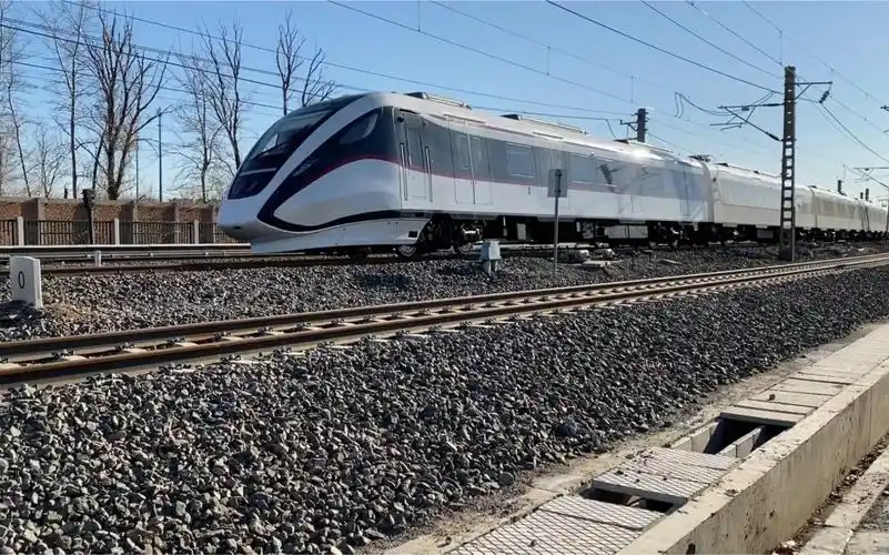 北京地铁22号线列车在环铁开始跑圈