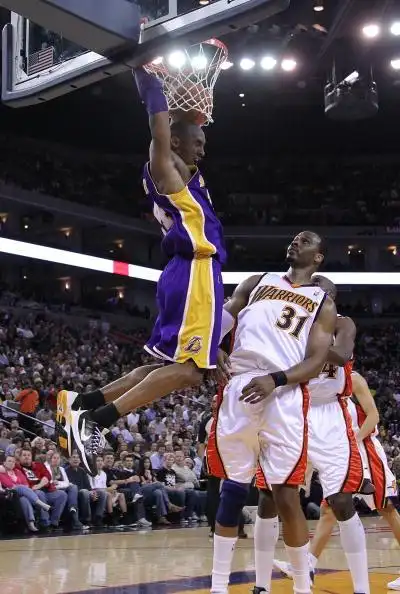 图文-[常规赛]湖人vs勇士 科比暴扣篮下