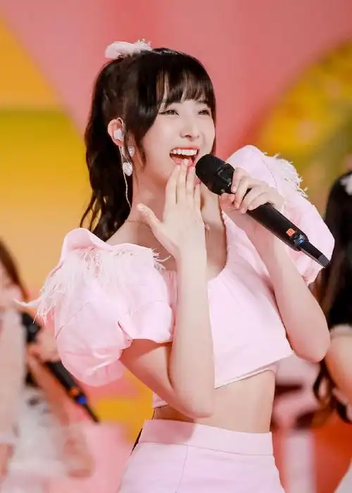 郑乃馨粉嫩甜美舞台照郑乃馨粉嫩甜美舞台照郑乃馨