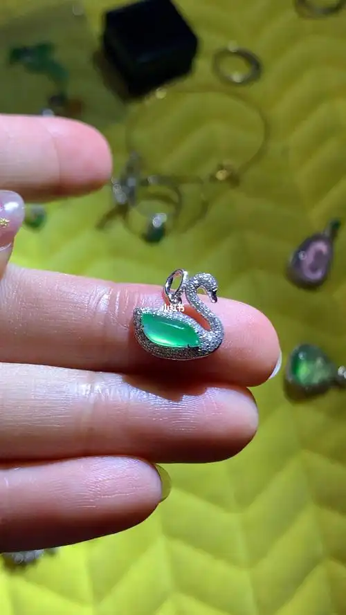 翡翠木那随形天鹅吊坠施华洛世奇款