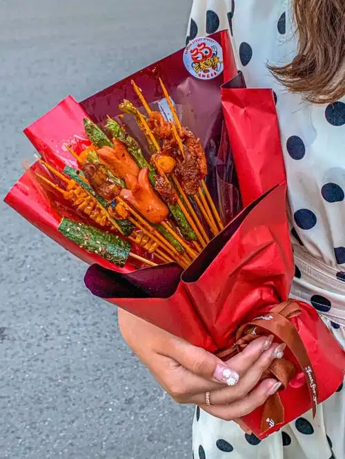 不仅让我拥有了独一无二的炸串花束还吃到鸡哥同款爆辣火鸡面!