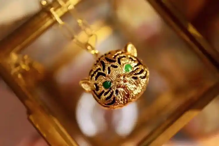 9418k金钻石白贝母老虎牙立体造型吊坠项链91超百搭的款,配不同