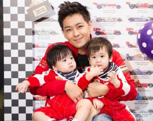 林志颖双胞胎儿子近照,异卵双胞胎长相大不同,网友:爸爸基因好强大!