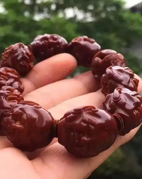 使用纯棉手套盘玩,包浆的效果非常的明显,所以橄榄核汗盘是对路子的