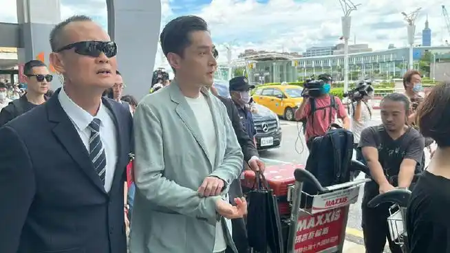 胡歌抵达台湾