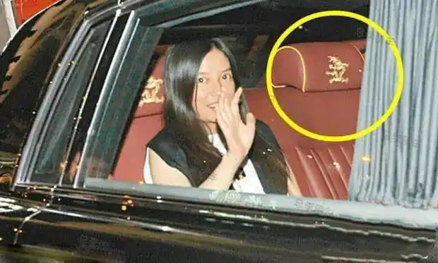 赵薇的劳斯莱斯古思特(参数|询价)是中国定制版龙版,而且特意加长了