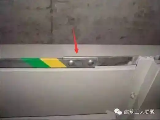 11,桥架支架接地扁钢采用搭接,螺栓固定牢靠,接地标识清晰,规范