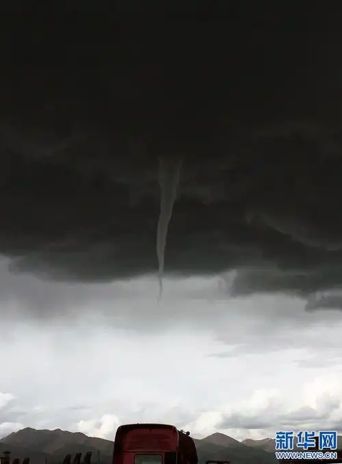西藏当雄出现罕见陆地龙卷风奇观