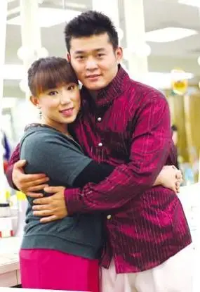 感情生活也到大家的关注,在2009年丫蛋与同为二人转演员的男友王金龙