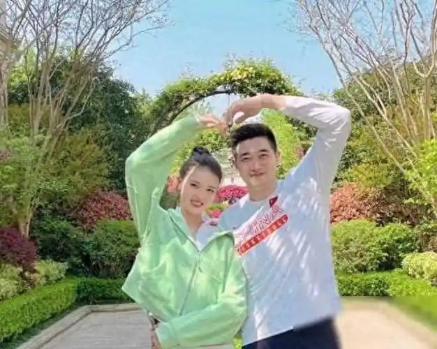 张常宁与老公春游!