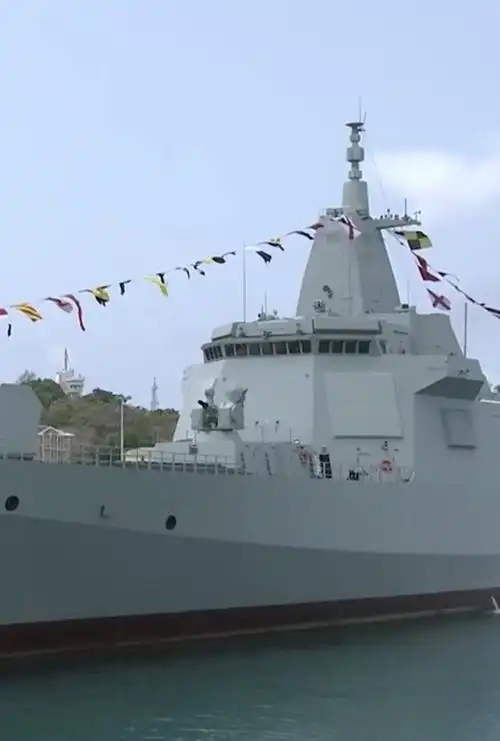 这是它们名字:长征18号艇,舷号421,大连舰,舷号105,海南舰,舷号3191