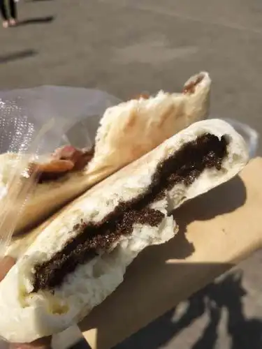 官渡古镇没什么好吃的唯有这个眼镜粑粑值得一试这里长长的队我们边