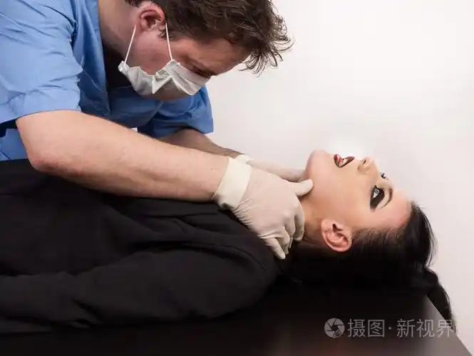 验尸官检查犯罪受害人(仿真)