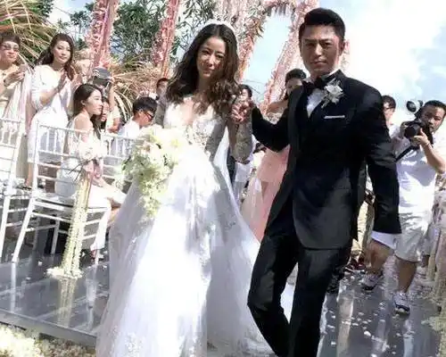 43岁苏有朋老婆竟长这模样结婚却把老婆藏起终于透出了隐婚多年的原因