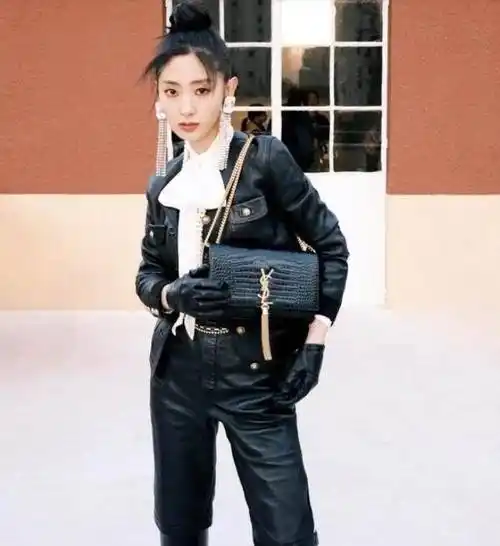 论穿衣只服邢菲,黑色丝袜搭配紧身皮短裤完美遮掩矮个子缺憾!