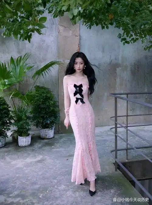 虞书欣,一位年轻有为的时尚达人,以其独特的穿搭风格和品味吸引了无数