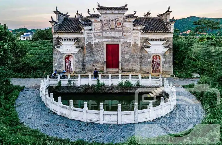 中国客家人最多的城市,一村祠堂文化浓建筑精美,依山傍水景色美