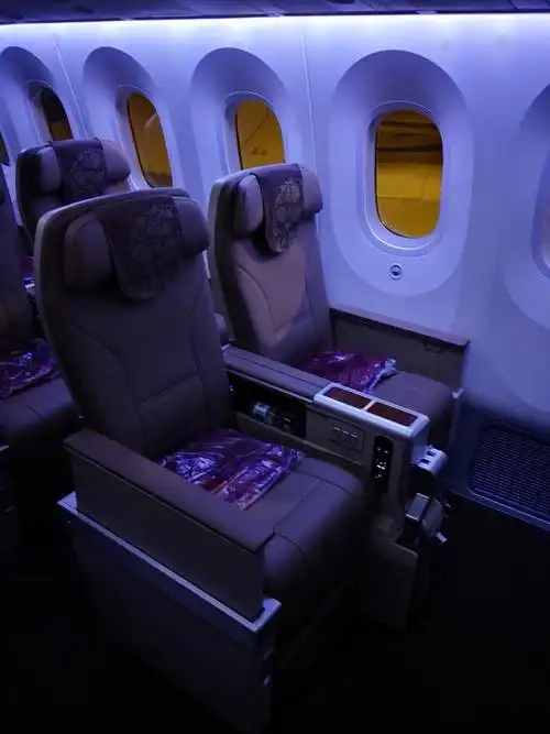 一次上航fm9108北京上海的头等舱总体感觉如下1两舱的客舱布置和装修