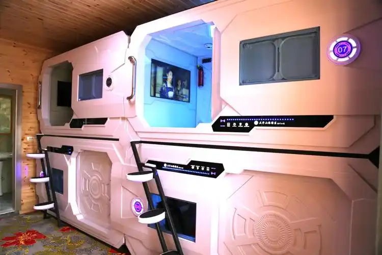 太空舱分为民宿酒店和太空舱两个板块,"太空舱"分上下两层,每个舱内