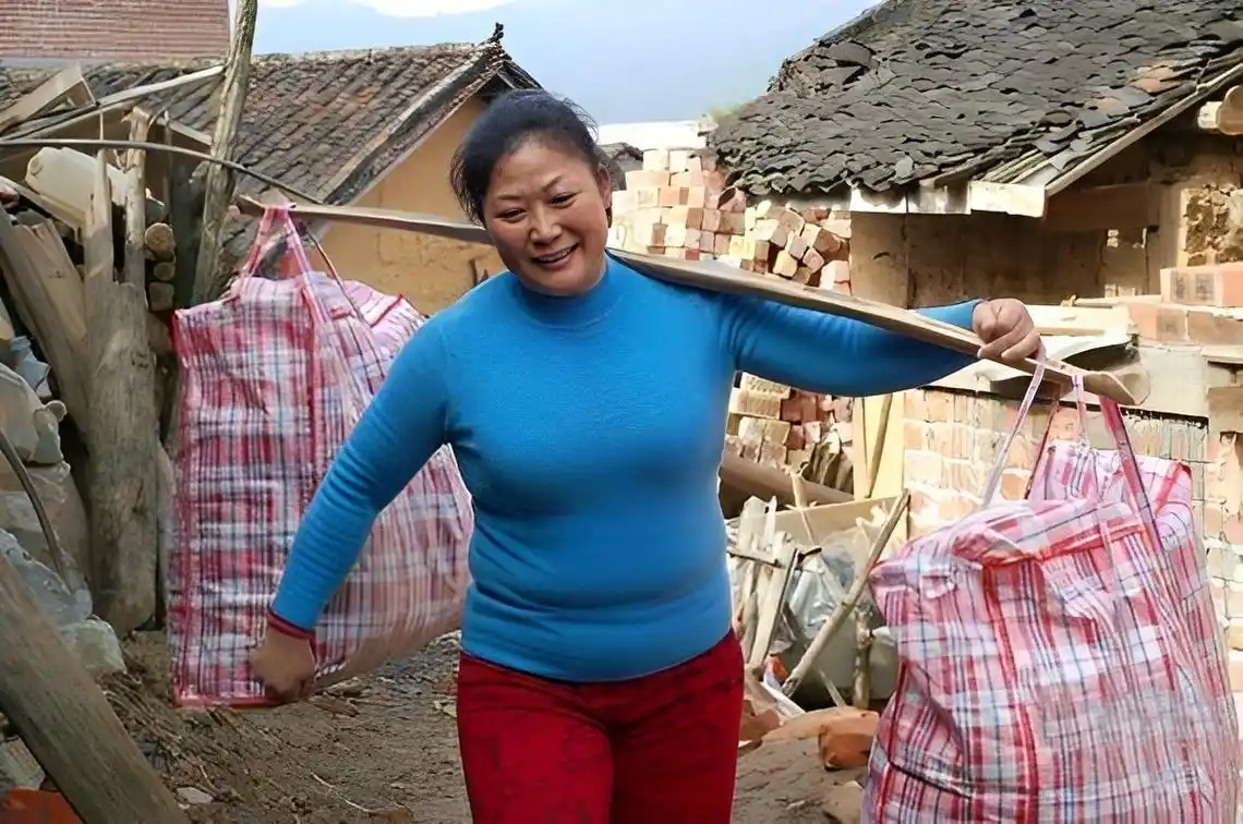 2019年,广西一女人靠着挑扁担,养活了87个孩子,她有何过人之处