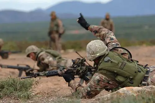 资料图:北约演习中战斗小组准备发起进攻