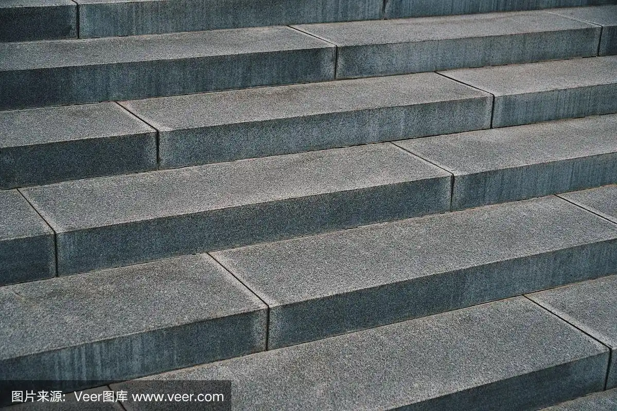 一个由花岗岩台阶制成的楼梯的特写视图.