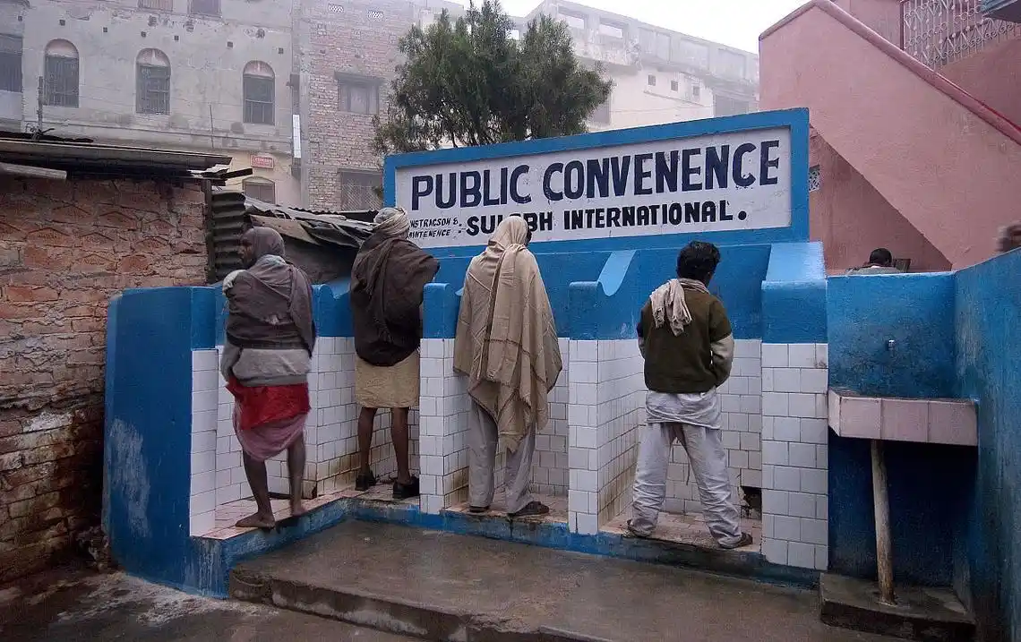 印度厕所露天居多,那印度女性怎么办呢?真实情况让人心痛