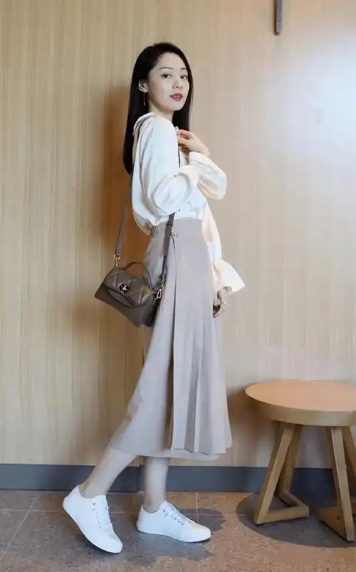 这样穿裙子 小白鞋,就是比别人时髦好看!_穿着_连衣裙_上衣