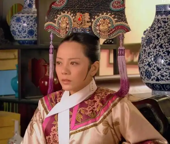 《甄嬛传》中的敬妃是一个沉稳小心的人,她凭借着自己的聪明才智在深