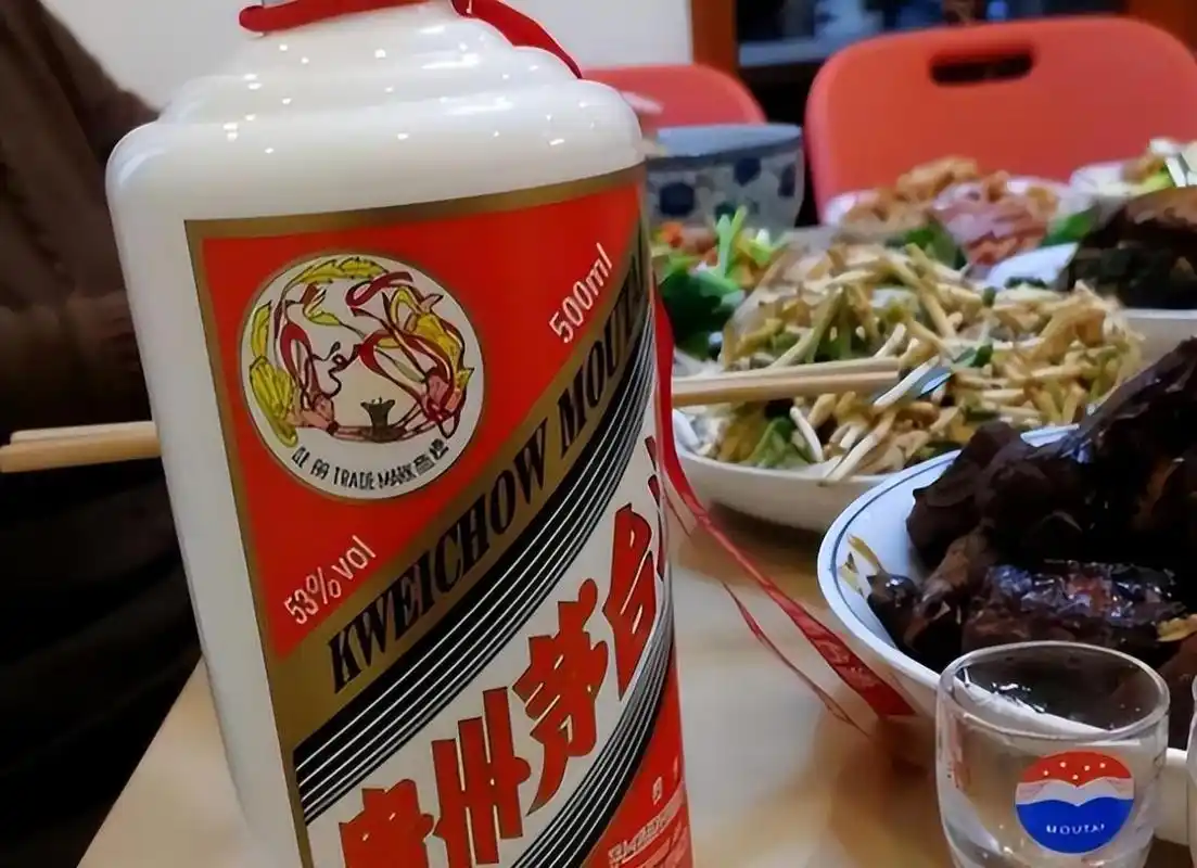 厦门老板上海赴宴,上桌后独饮茅台,主家当面给其难堪,何故?