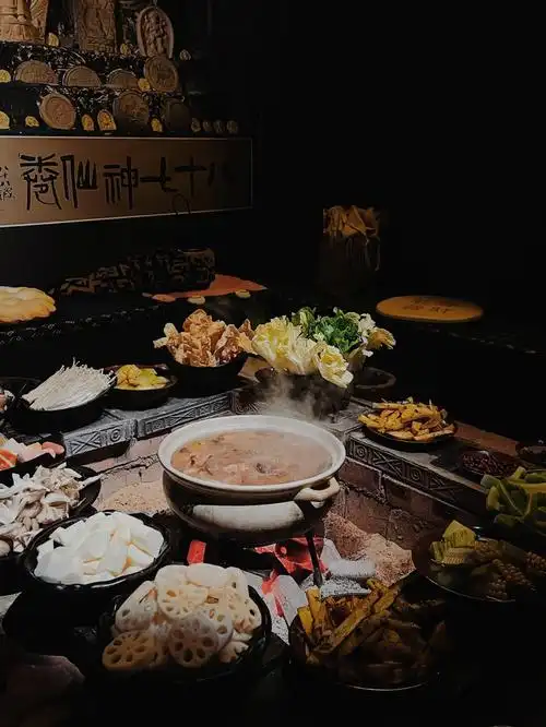 昆明围坐火塘烤茶暖身再来一锅炭火火锅