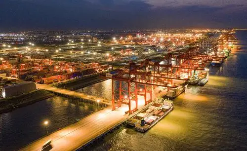 2021年6月23日,苏州,太仓港集装箱码头灯火通明,作业一派繁忙