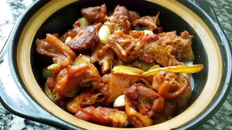 蒜香鸭肉煲,很多人都喜欢吃的一道家常菜,香味四溢又下饭