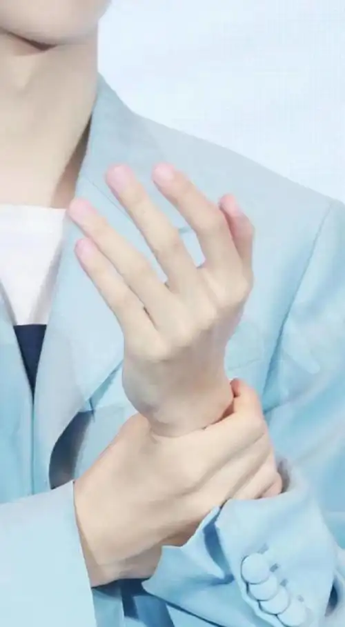 王一博骨节分明的手实在是手控们的最爱啊