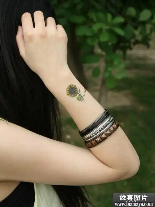 女生手腕向日葵纹身图案图片