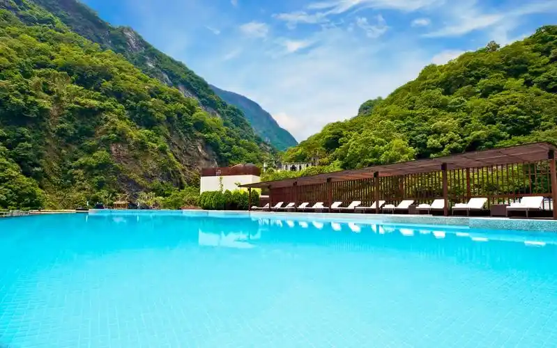 与大海彷佛融为一体!东台湾7间绝美「无边际泳池酒店」