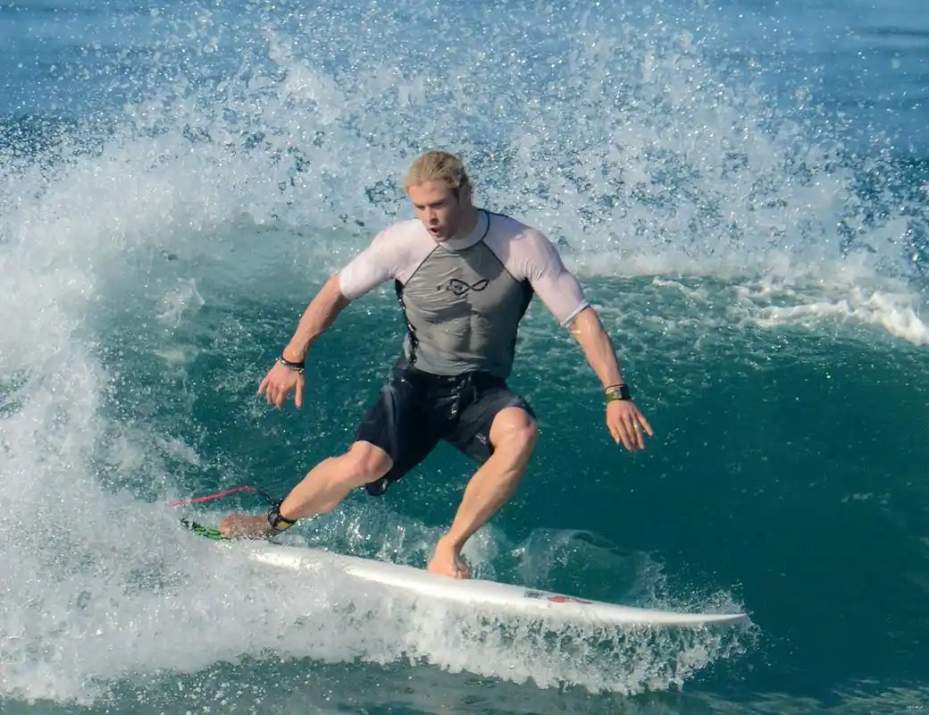 冲浪是以海浪为动力的水上运动,它对身体的要求很高,从克里斯