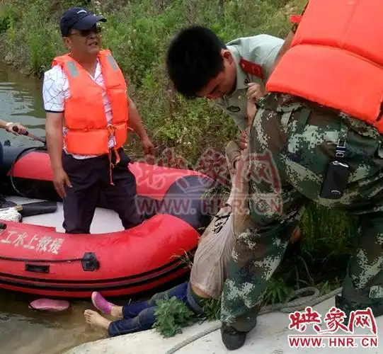 溺水女孩被打捞上岸
