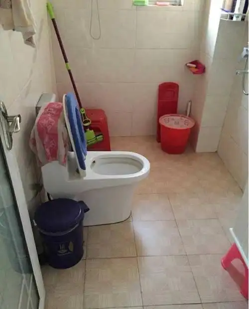 卫生间,农村装修都比较随意,也没有刻意去做干湿分离!