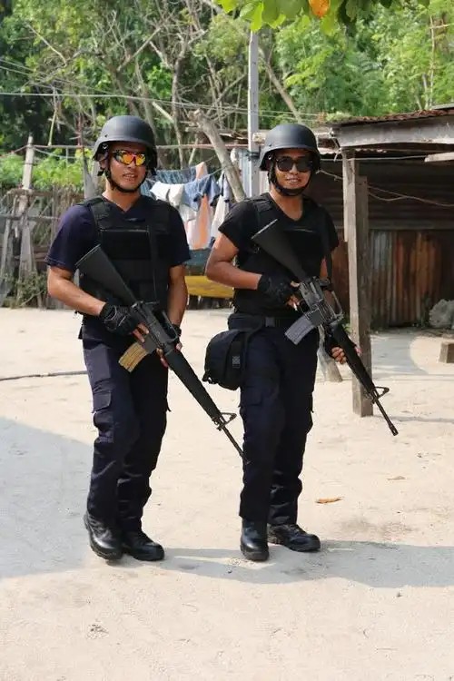 马布岛真枪实弹巡逻的警察