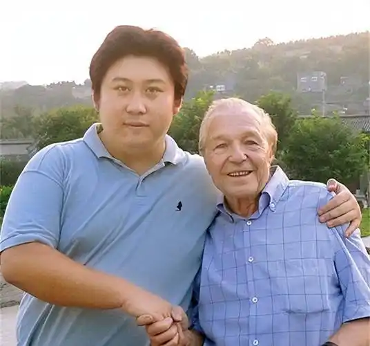 晚年患病,小伙:来中国我给你养老_宋扬_汉斯_伦敦