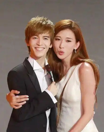 有点可爱,林志玲和郭敬明拍合照,穿紧身裙和高跟鞋,身高差好萌_裙子